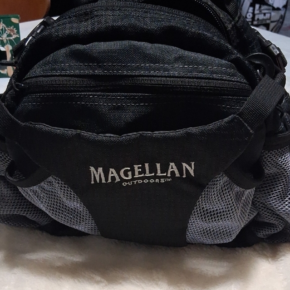 Magellan Outdoors Black Belt Bag with Sporty Design - Picture 1 of 6
